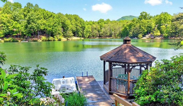 Shumont Lake Lakefront Home, Resort Access - Casa Bella by Carolina Properties