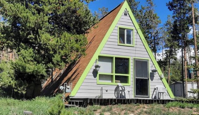 Silverthorne Cabin in the woods, views of mnts! Cute A-frame, with hot tub!nn