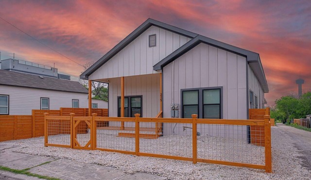 Skyline Retreat 3BR-3BA w/Stunning Views Near DT