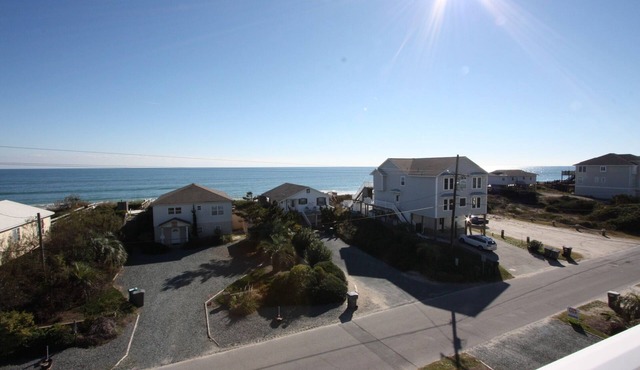Southern Comfort : Private Pool, Hot Tub, Ocean Views, Elevator, & Walk to Town