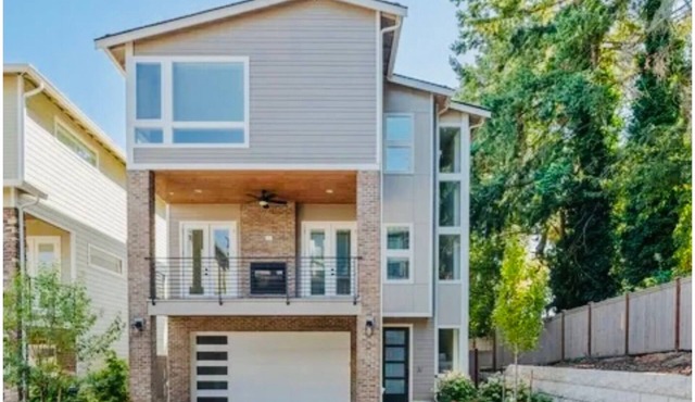 Spacious 5-bedroom house in gorgeous Seattle less than 15 minutes from stadium
