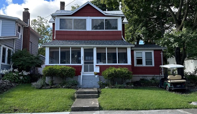 Spacious 5 Bedroom House On Double Lot In Lakeside One Block From The Lake!