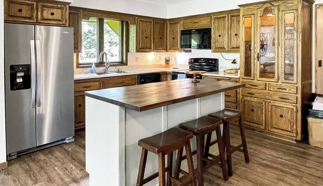 Spacious Beachfront Retreat with Kayaks, close to all "Lakes Area" attractions in Pine River