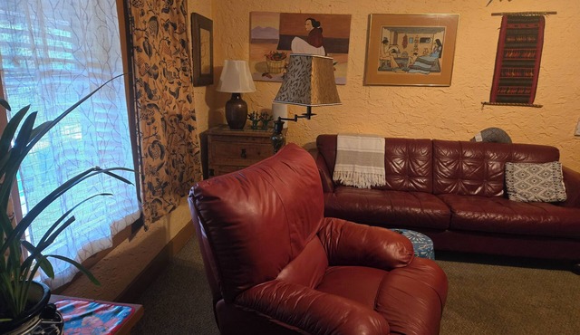 Spacious & charming comfortable apartment close to downtown, the Deco District.