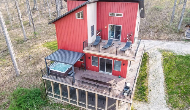 Spacious luxury cabin with hot tub and a great view!