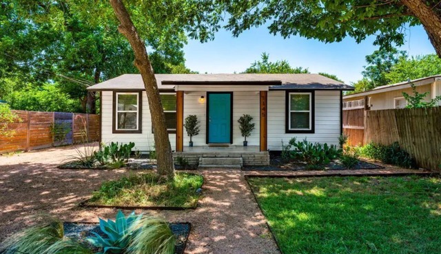Spacious Patio + Close to The Square + Pet Friendly + Full Kitchen