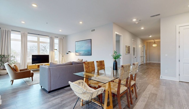 Spacious river-view condo with fast Wi-Fi, perfectly located near downtown