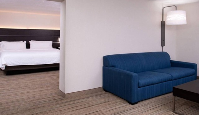 Spacious Room w/Bathtub + Close to Hospitals, Grocery Stores, & Restaurants