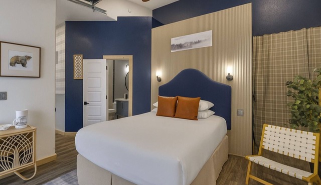 Spacious Studio, Large Deck w/Firepit, couch and seating; Huge shower
