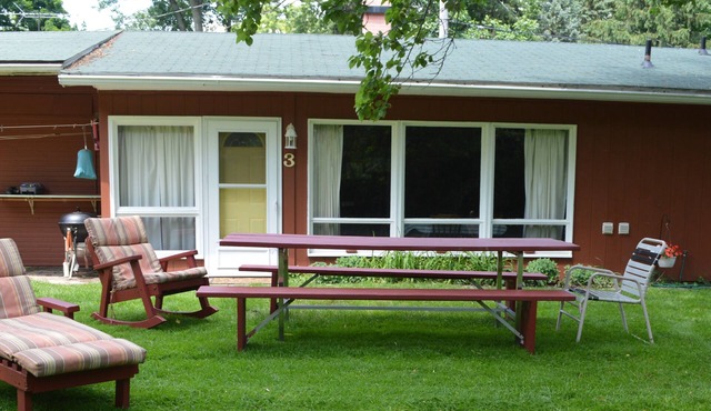 SPRING & FALL DISCOUNT! Two Bedroom Cottage with Private Beach!