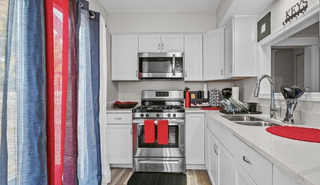 St Paul Fry Street Den Suite#1