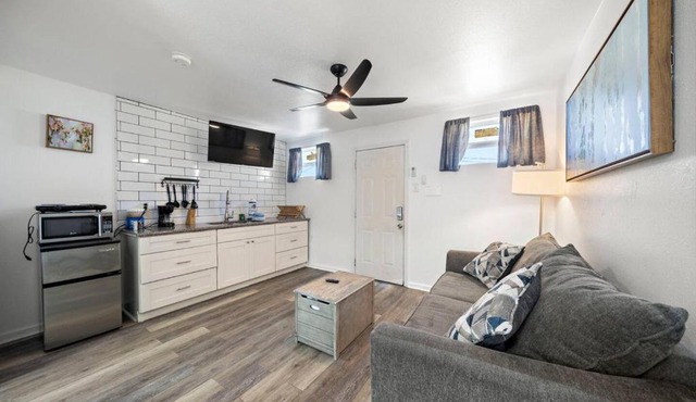 Studio apartment across the street from the beach, near The Strand