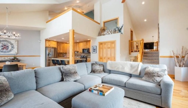 Stunning Modern Mountain Retreat with Private Hot Tub