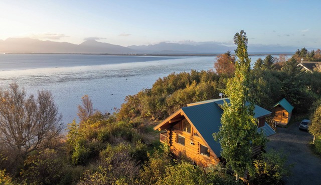Stunning Oceanfront Log Home w/Glacier & Spit View