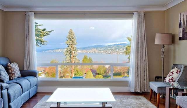 Stunning PNW Mid-Century Seattle Home w/Lakefront Views! Sleeps Up to 16 Guests
