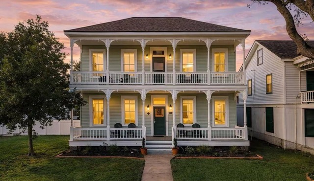 Stylish 5-BD Historic House Freshly Renovated - Close to Strand and Beach