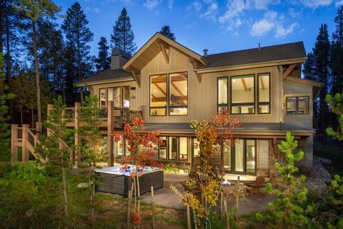 Sunrise Ski Haus, Stunning Mountain Views and Private Hot Tub