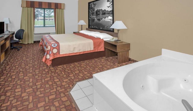 Super 8 by Wyndham Three Rivers