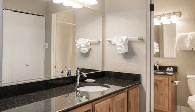 Sweetwater Lift Lodge Resort - Ski In-Out - Heated Indoor Pool and Spa and Gym
