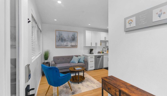 The Cloudbreak Townhome - 88 Walkscore!