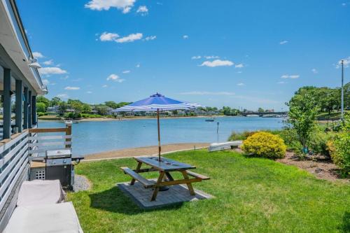 The Glam Shack: Waterfront Bliss in Onset