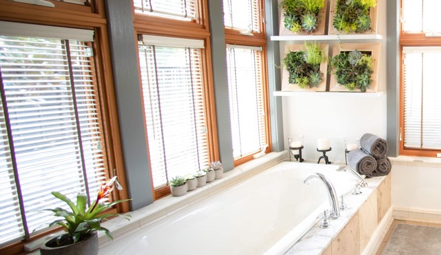 THE GREENLAKE BUNGALOW - center of seattle