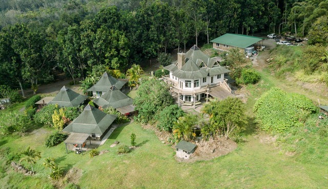 The Secret Manor - artFULL living in Kona Coffee Country