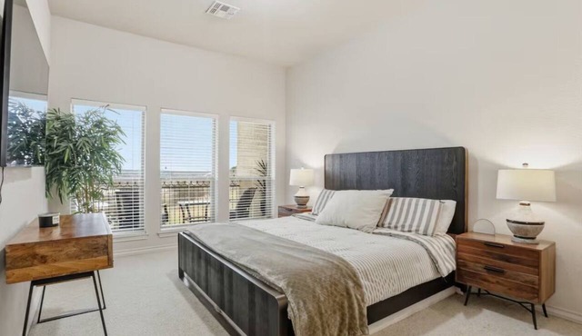 The Troubadour at Tapatio Springs- Golf, Swimming Pool, Restaurant & Bar.