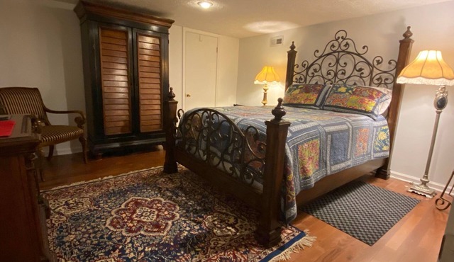 Three Room Suite - Sleeps 6 in Farmhouse on rural sheep and goat farm.