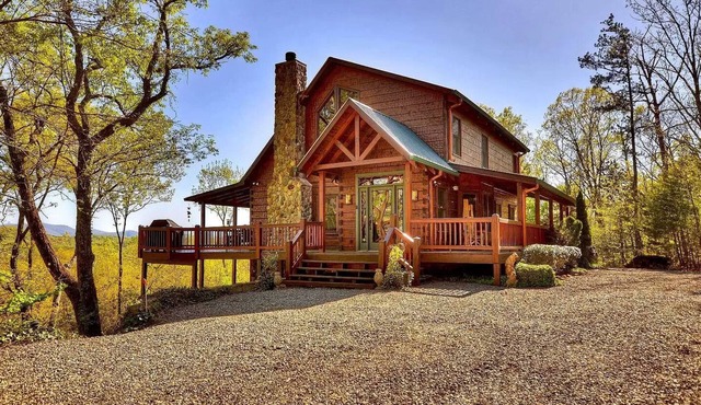 Three Spring Lodge - 180° Mountain Views · Hot Tub · 3 King Suites · Sleeps 8