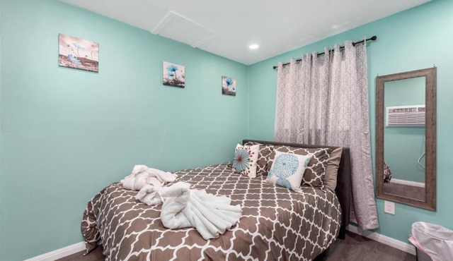 Tiny & Chic Heights Hideaway with Free Parking