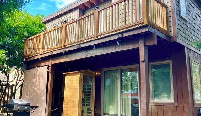 Tiny Mansion - Seattle! Make this Cozy, Custom Cottage your Seattle Summer Home!