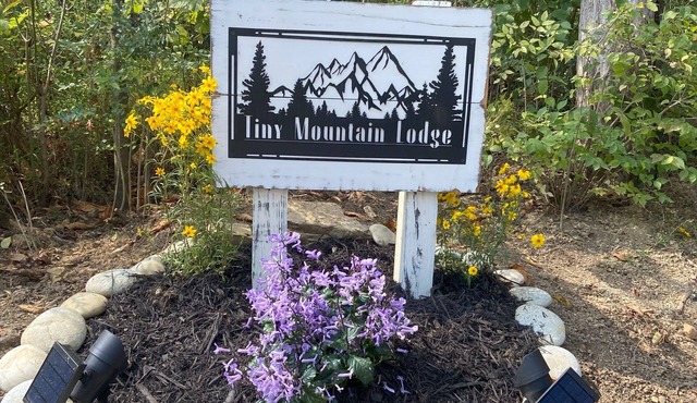 Tiny Mountain Lodge with Smokey Mountain views. Newport TN Lodge decor.