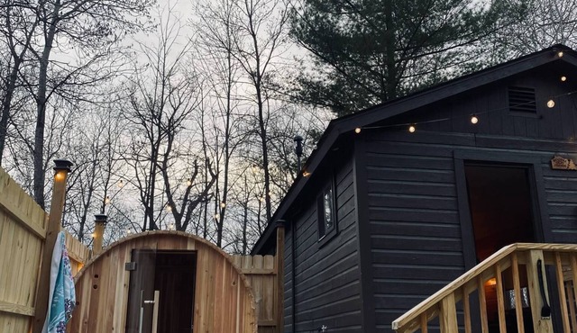 “Tiny Timber” Scandi cabin W/Sauna, plunge tub!