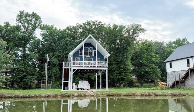 TN River 3-bedroom cabin with AC in charming Decaturville