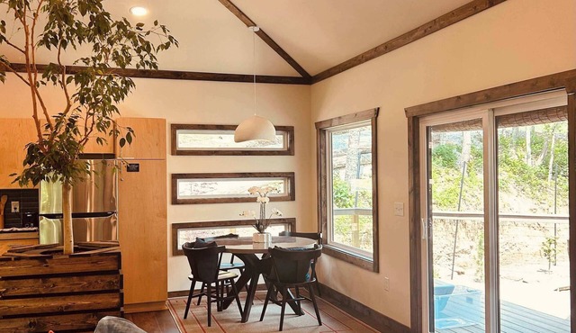 Tranquil Hideaway - Romantic Spa Retreat with Hot Tub and Sauna in Denniston