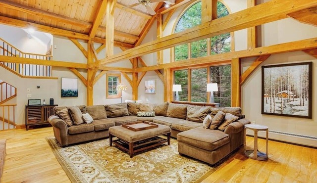 Tree-lined lodge with deck, fireplaces, porch, game room, & fast WiFi
