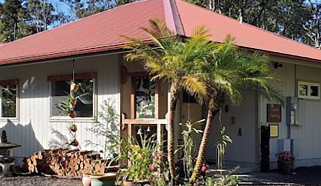 Tropical cottage with fresh rain water hot tub close to Volcanoes National Park