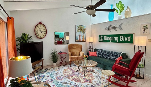 Tropical Paradise close to Downtown Sarasota, Old Florida Style One Bedroom