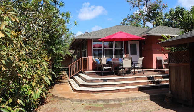 Two-Bedroom Cottage in the heart of historic Haleiwa town!