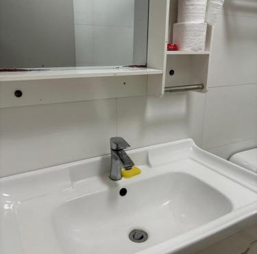 Two bedroom -King sized bedroom-Free parking