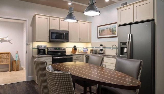 Two Bedroom Modern Island Villa w/Kitchen Near Pine Avenue Shops & Beach