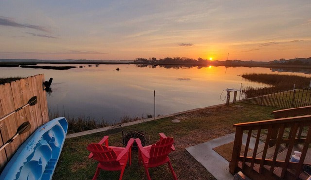 Two waterfront homes with endless adventure, hottub, kayaks, two jonboats, fishing, and three miles to beach