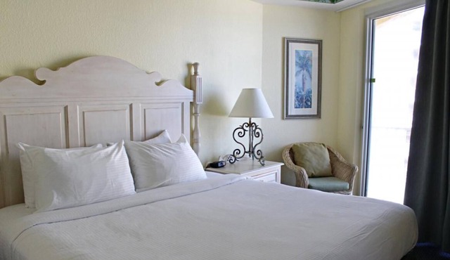 Ultimate Beach Getaway! 2 Great Units w/Kitchen, Beach, Shop at Volusia Mall in Ormond Beach