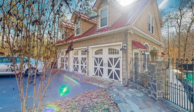 Unique property with retro room, fireplace, hot tub & pool