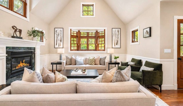 Updated Spacious Home w AC & Hot Tub Walk to Town!