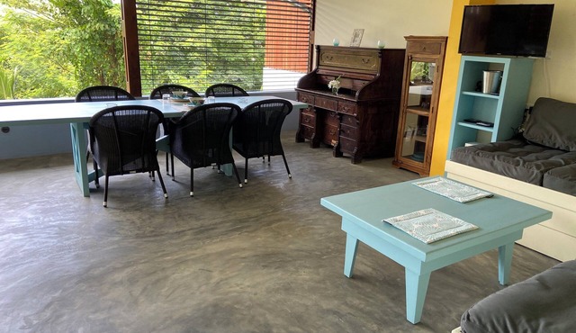 Villa Apartment 1A with tropical garden view,quiet location, 3 min. to the beach