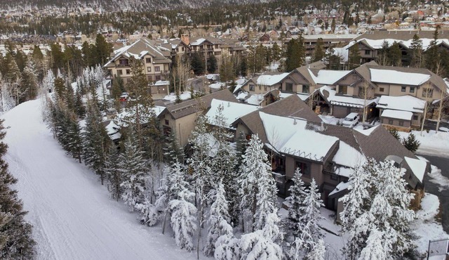 Villa at Mountain Thunder: Ski-In, Walk to Town & Gondola, Pool, Hot Tub