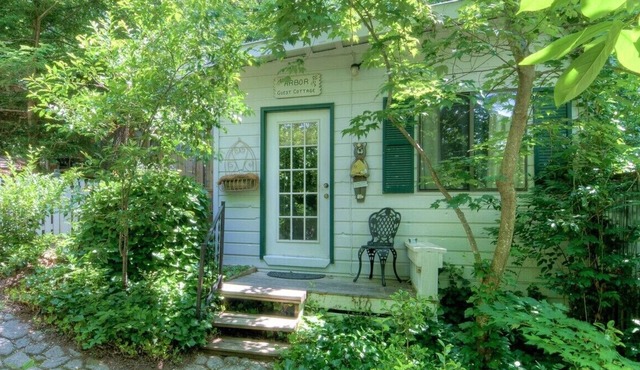 Vintage mountain cottage with modern amenities, comfort and charm
