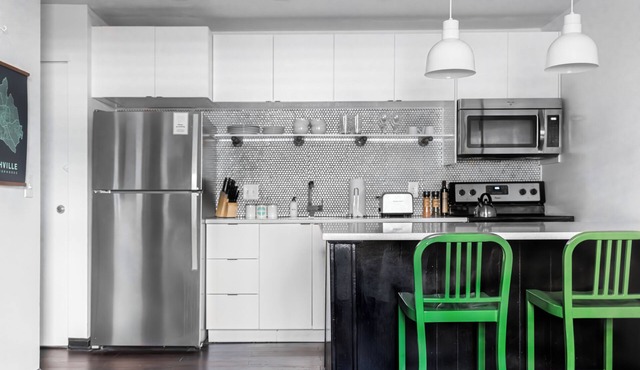 Walk to Live Music + DT | Shared Patio + Stylish Suite | SoBro Guest House